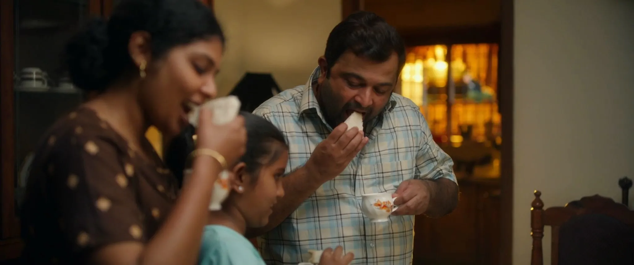 Madhura Manohara Moham 2023 (Hindi – Malayalam) Dual Audio UnCut HDRip 720p – 480p Screenshot